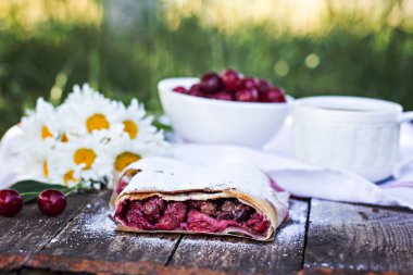 Bir kiraz ile meyveli turta. Vişneli tart.