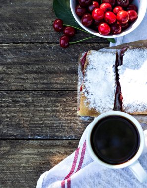 Bir kiraz ile meyveli turta. Vişneli tart.