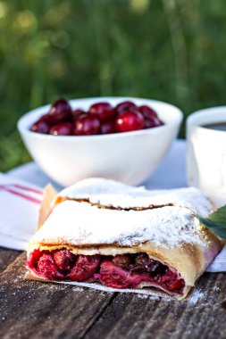 Bir kiraz ile meyveli turta. Vişneli tart.