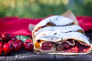 Bir kiraz ile meyveli turta. Vişneli tart.