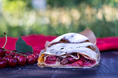 Bir kiraz ile meyveli turta. Vişneli tart.