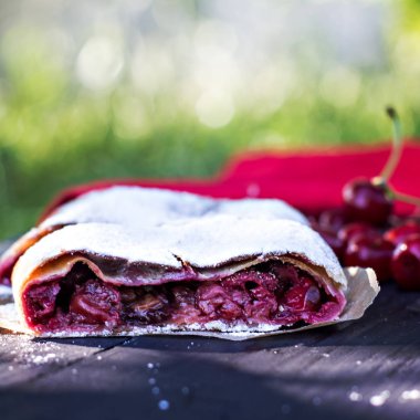 Bir kiraz ile meyveli turta. Vişneli tart.