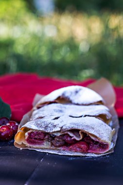 Bir kiraz ile meyveli turta. Vişneli tart.