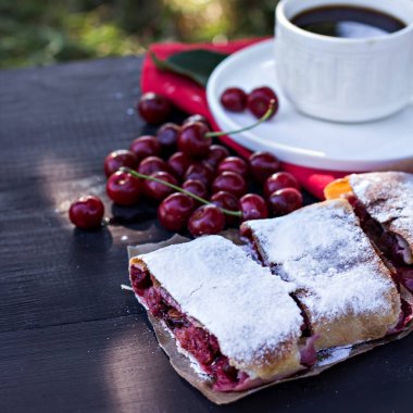 Bir kiraz ile meyveli turta. Vişneli tart.
