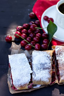 Bir kiraz ile meyveli turta. Vişneli tart.