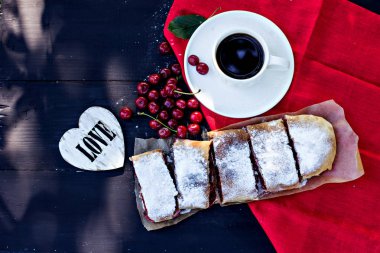 Bir kiraz ile meyveli turta. Vişneli tart.