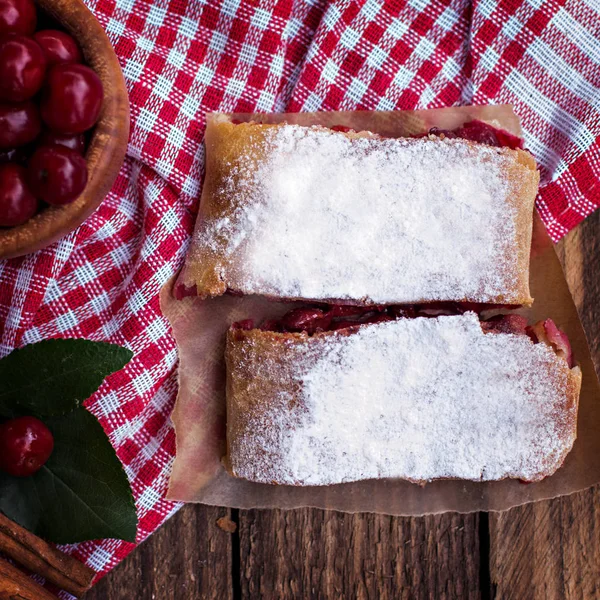Bir kiraz ile meyveli turta. Vişneli tart.
