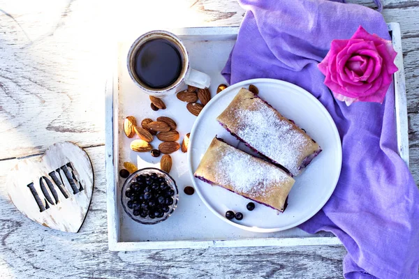 Strudel con arándanos. Tarta, strudel con bayas . — Foto de Stock