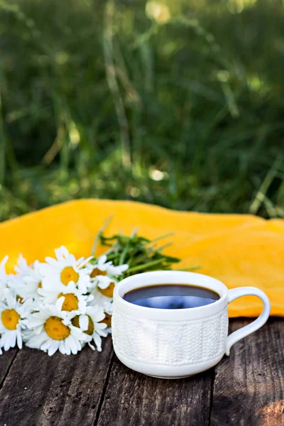 Espresso-Kaffee und Sommerblumen. — Stockfoto