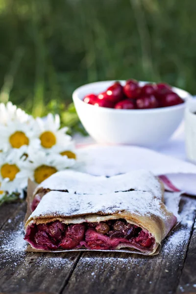 Bir kiraz ile meyveli turta. Vişneli tart.