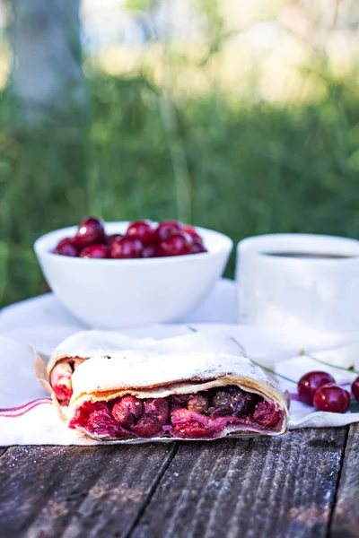 Bir kiraz ile meyveli turta. Vişneli tart.