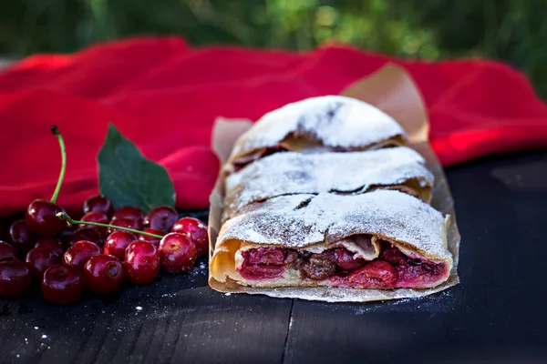 Strudel z wisienką. Ciasto wiśniowe. — Zdjęcie stockowe