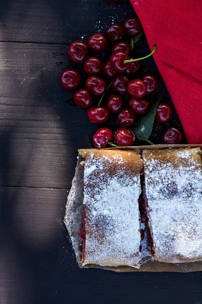 Bir kiraz ile meyveli turta. Vişneli tart.