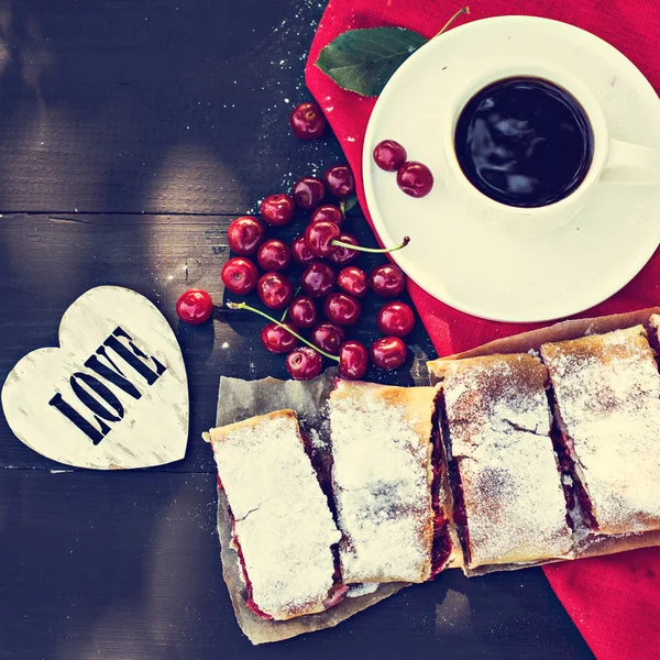 Strudel con una cereza. Pastel de cereza . — Foto de Stock