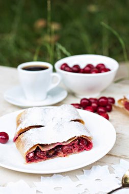 Bir kiraz ile meyveli turta. Vişneli tart.