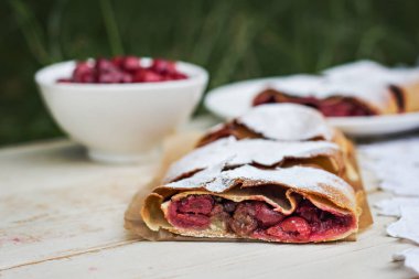 Bir kiraz ile meyveli turta. Vişneli tart.