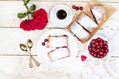 Bir kiraz ile meyveli turta. Vişneli tart.