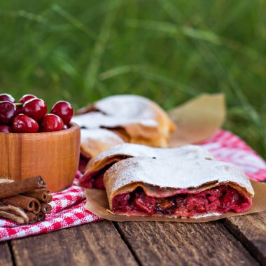 Bir kiraz ile meyveli turta. Vişneli tart.