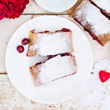 Bir kiraz ile meyveli turta. Vişneli tart.