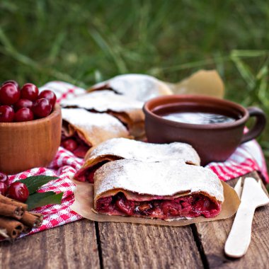 Bir kiraz ile meyveli turta. Vişneli tart.