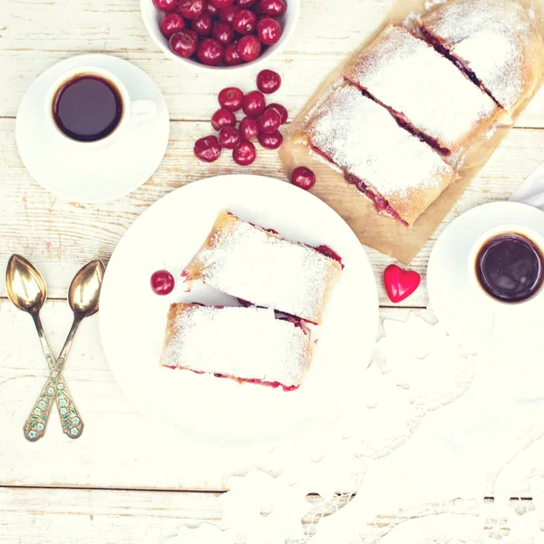 Strudel met een kers. Kersen taart. — Stockfoto