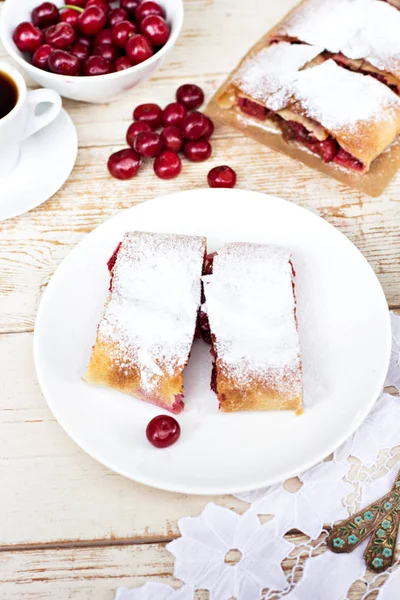 Bir kiraz ile meyveli turta. Vişneli tart.