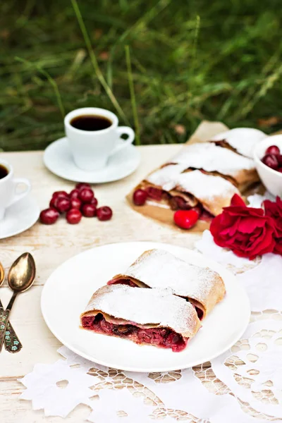 Strudel con ciliegia. Torta di ciliegie . — Foto Stock