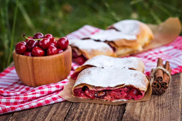 Bir kiraz ile meyveli turta. Vişneli tart.