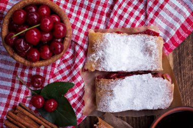 Bir kiraz ile meyveli turta. Vişneli tart.
