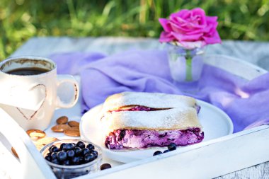 Yaban mersini ile meyveli turta. Pasta, meyveli turta çilek ile.