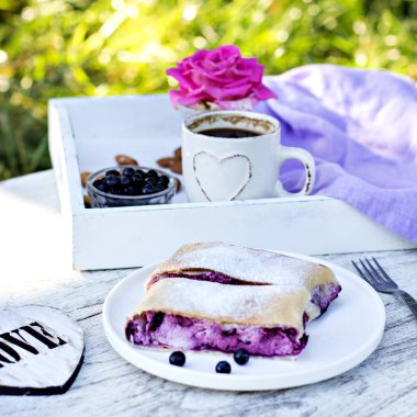 Yaban mersini ile meyveli turta. Pasta, meyveli turta çilek ile.