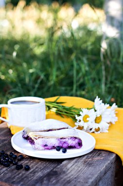 Yaban mersini ile meyveli turta. Pasta, meyveli turta çilek ile.