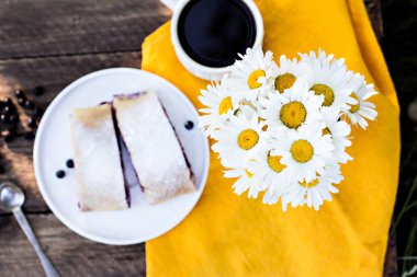 Yaban mersini ile meyveli turta. Pasta, meyveli turta çilek ile.