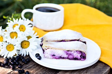 Yaban mersini ile meyveli turta. Pasta, meyveli turta çilek ile.