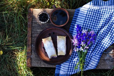 Yaban mersini ile meyveli turta. Pasta, meyveli turta çilek ile.