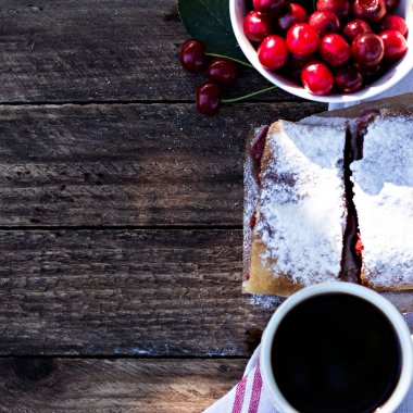 Bir kiraz ile meyveli turta. Vişneli tart.