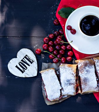 Bir kiraz ile meyveli turta. Vişneli tart.