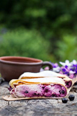 Yaban mersini ile meyveli turta. Pasta, meyveli turta çilek ile.