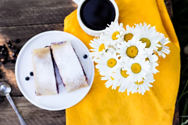 Yaban mersini ile meyveli turta. Pasta, meyveli turta çilek ile.