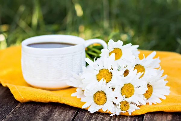 Espresso-Kaffee und Sommerblumen. — Stockfoto