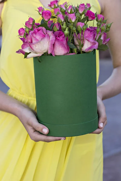 Όμορφη κοπέλα που κρατά ένα κουτί με λουλούδια στα χέρια της — Φωτογραφία Αρχείου
