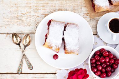 Bir kiraz ile meyveli turta. Vişneli tart.