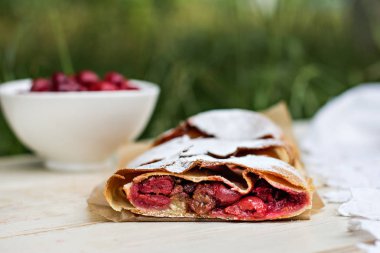 Bir kiraz ile meyveli turta. Vişneli tart.