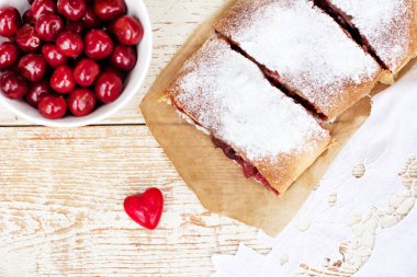 Bir kiraz ile meyveli turta. Vişneli tart.