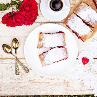 Bir kiraz ile meyveli turta. Vişneli tart.