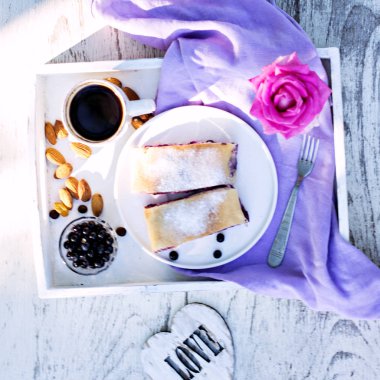 Yaban mersini ile meyveli turta. Pasta, meyveli turta çilek ile.