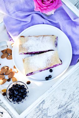 Yaban mersini ile meyveli turta. Pasta, meyveli turta çilek ile.