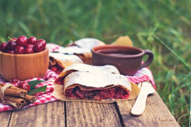 Bir kiraz ile meyveli turta. Vişneli tart.