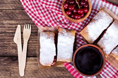 Bir kiraz ile meyveli turta. Vişneli tart.