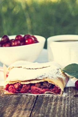 Bir kiraz ile meyveli turta. Vişneli tart.